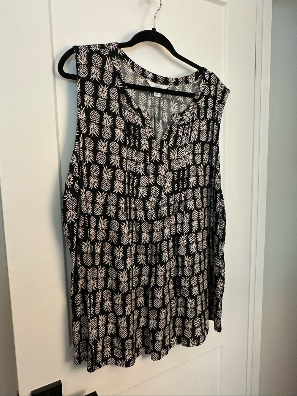 Split neck pleated sleeveless top in pineapple print, 3X, great condition!